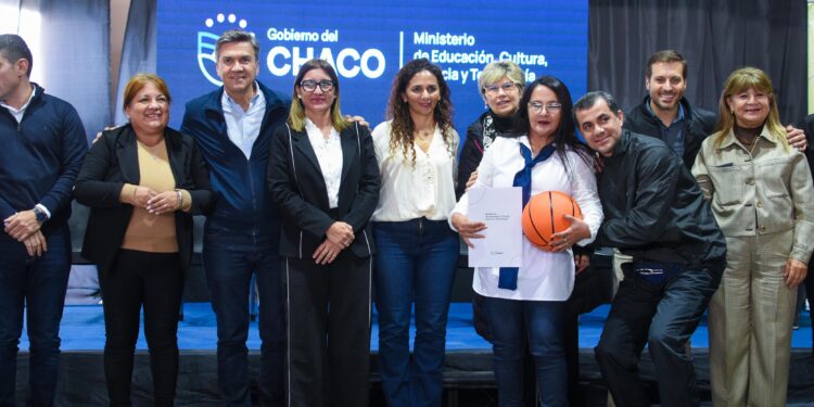 GRAL. SAN MARTÍN: EL GOBERNADOR ZDERO ENTREGÓ EQUIPAMIENTOS DEPORTIVOS A INSTITUCIONES EDUCATIVAS DE LA REGIONAL V