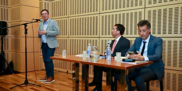 BS. AS: CHACO PRESENTE EN LA MESA DE DIÁLOGO PARA LA PRIVATIZACIÓN DE LA HIDROVÍA