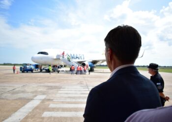 EL GOBERNADOR ZDERO ACOMPAÑÓ LA LLEGADA DEL VUELO INAUGURAL DE JETSMART EN RESISTENCIA