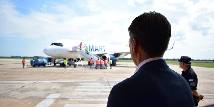 EL GOBERNADOR ZDERO ACOMPAÑÓ LA LLEGADA DEL VUELO INAUGURAL DE JETSMART EN RESISTENCIA