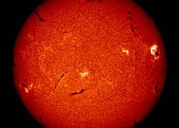 Alerta astronómica: Una mancha solar 10 veces más grande que la Tierra podría desatar tormentas geomagnéticas