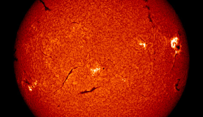 Alerta astronómica: Una mancha solar 10 veces más grande que la Tierra podría desatar tormentas geomagnéticas
