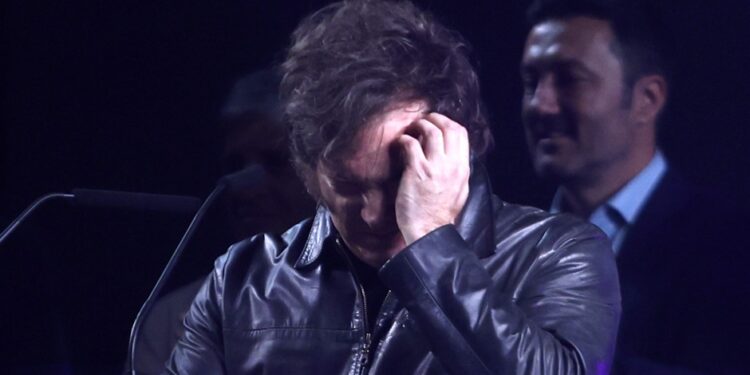 Milei no viajó al Vaticano para que no explote la interna de Karina y Santiago este domingo