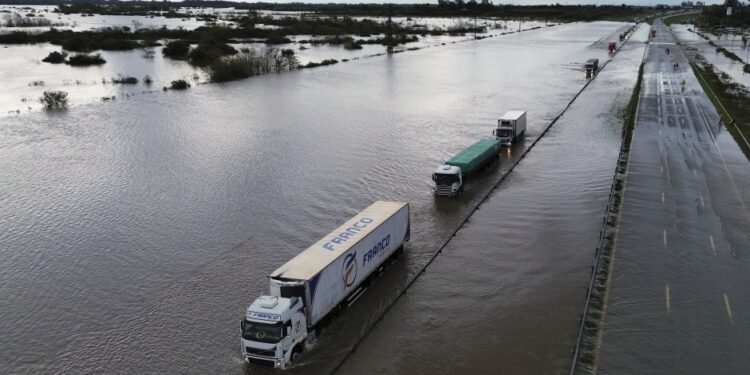 Las inundaciones por el temporal ponen en riesgo la cosecha récord