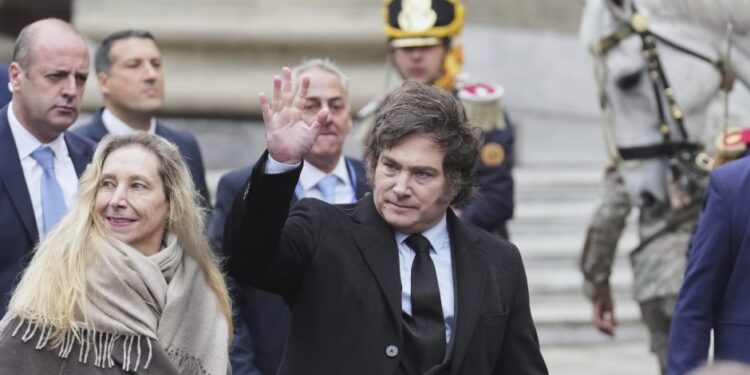 El 65 por ciento cree que la situación económica es mala y mejora la imagen de Milei