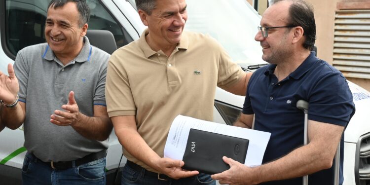 EL GOBERNADOR ZDERO ENTREGÓ NUEVAS AMBULANCIAS PARA LAS LOCALIDADES DE TACO POZO Y LOS FRENTONES