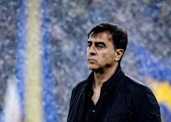 Gustavo Quinteros, candidato en Sevilla mientras suena en Boca