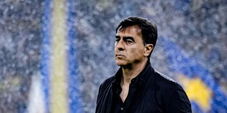 Gustavo Quinteros, candidato en Sevilla mientras suena en Boca