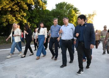 EL GOBERNADOR ZDERO INAUGURÓ CUADRAS DE PAVIMENTO URBANO EN LAS PALMAS