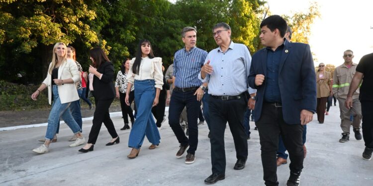 EL GOBERNADOR ZDERO INAUGURÓ CUADRAS DE PAVIMENTO URBANO EN LAS PALMAS