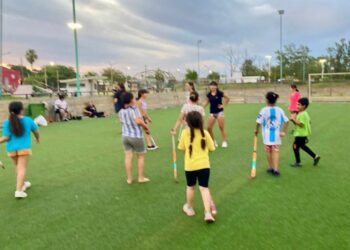 RESISTENCIA: CLASES DE HOCKEY EN EL PARQUE URBANO TIRO FEDERAL