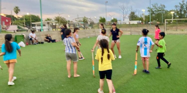 RESISTENCIA: CLASES DE HOCKEY EN EL PARQUE URBANO TIRO FEDERAL