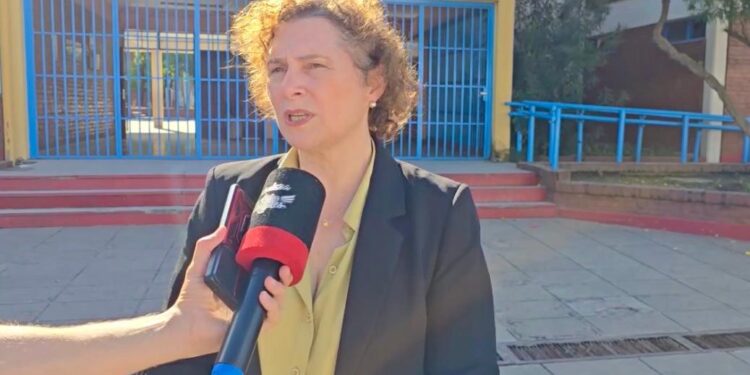 NUEVOS TIEMPOS EN EDUCACIÓN: EN CASTELLI EL GOBIERNO ENTREGÓ LIBROS Y KITS ESCOLARES PARA INSTITUCIONES DE LA REGIONAL EDUCATIVA II.