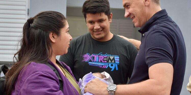 LOS SUEÑOS SE CUMPLEN: EL GOBERNADOR ZDERO ENTREGÓ VIVIENDAS A FAMILIAS DE FONTANA