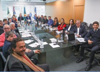 Gobernadores quieren quedarse con ATN y parte del impuesto a los combustibles