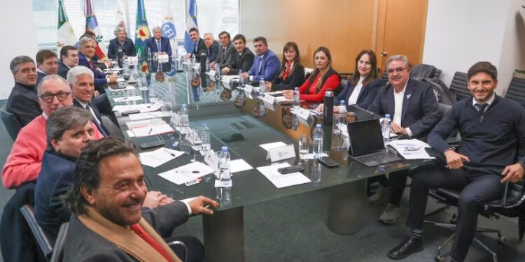 Gobernadores quieren quedarse con ATN y parte del impuesto a los combustibles
