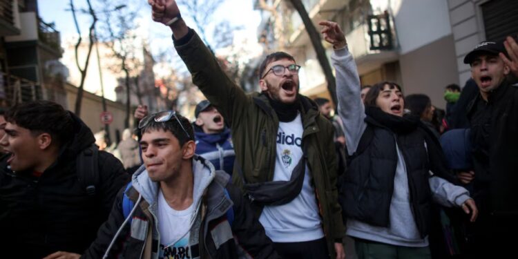 La militancia peronista se moviliza para apoyar a Cristina Kirchner: hay corte total en cuatro autopistas y el gobierno envió a Gendarmería