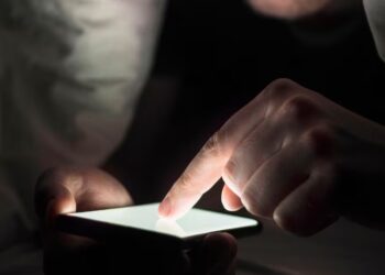 Un chico de 14 años fue abusado por tres adultos que conoció en Grindr: contrajo VIH y sífilis