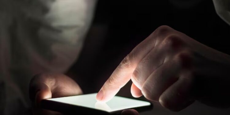 Un chico de 14 años fue abusado por tres adultos que conoció en Grindr: contrajo VIH y sífilis