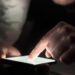 Un chico de 14 años fue abusado por tres adultos que conoció en Grindr: contrajo VIH y sífilis