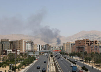 Israel Intensifica Ofensiva Aérea sobre Irán en Espera de Respuesta Clave de Khamenei: ¿Acuerdo o Escalada Regional?