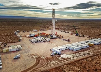 Gas de Vaca Muerta: El Acuerdo YPF-Eni Impulsa un Megaproyecto de Exportación que Proyecta USD 100.000 Millones