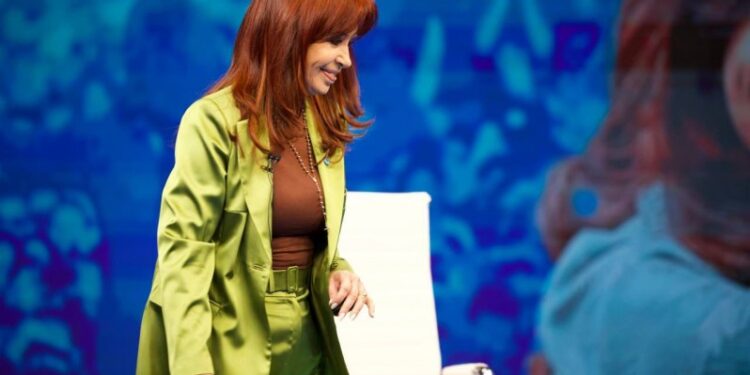 Cristina confirmó su candidatura a diputada por el sur del Conurbano y busca fueros.