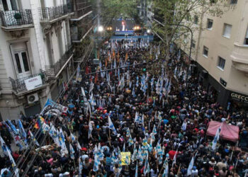 Desalojo en Constitución: La Policía de la Ciudad Liberó el Espacio Público Frente al Domicilio de Cristina Kirchner