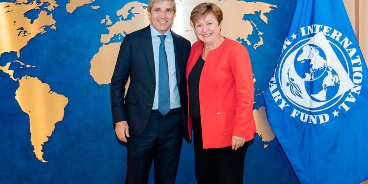 El Gobierno Argentino Afina Estrategias para la Crucial Misión del FMI con el Foco en Reservas y Balance Fiscal
