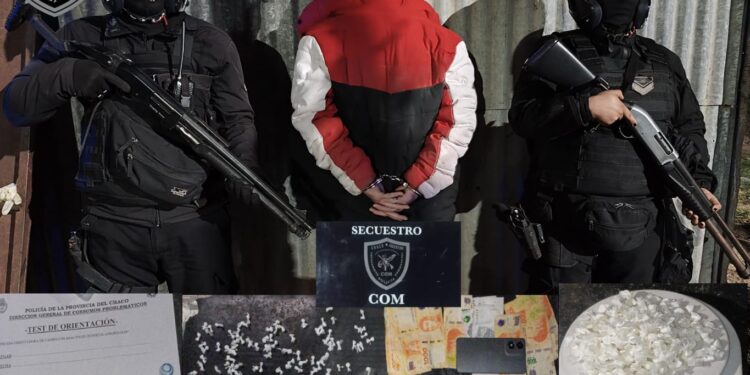 DETUVIERON A UN JOVEN CON 149 ENVOLTORIOS DE COCAÍNA Y MÁS DE 50 MIL PESOS EN EFECTIVO