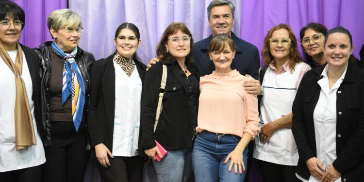 HISTÓRICO: EL GOBERNADOR ZDERO ENTREGÓ 400 ANTENAS SATELITALES PARA BENEFICIAR A ESCUELAS CHAQUEÑAS