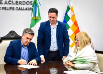 EL GOBERNADOR ZDERO RUBRICÓ LA ESCRITURA QUE TRANSFIERE EL PARQUE DE LA DEMOCRACIA A LA MUNICIPALIDAD DE RESISTENCIA