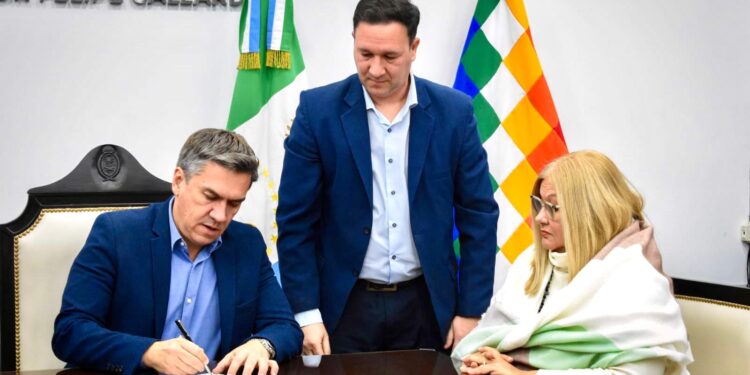 EL GOBERNADOR ZDERO RUBRICÓ LA ESCRITURA QUE TRANSFIERE EL PARQUE DE LA DEMOCRACIA A LA MUNICIPALIDAD DE RESISTENCIA