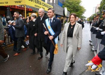Bajo la lluvia, se rindió homenaje a Belgrano pero postergan la promesa por mal clima