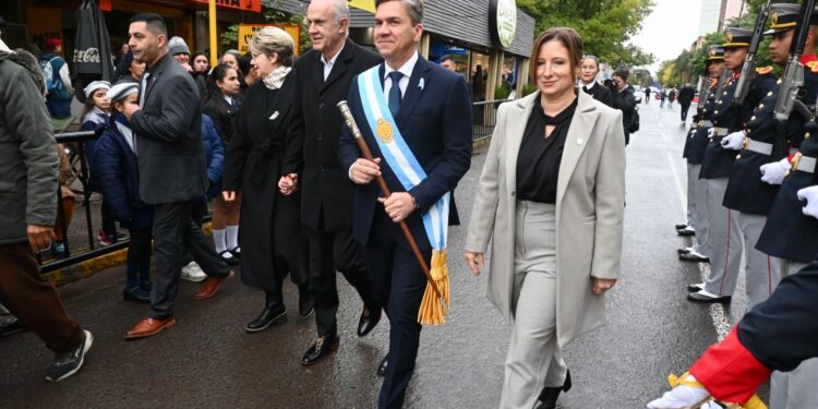 Bajo la lluvia, se rindió homenaje a Belgrano pero postergan la promesa por mal clima