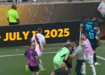 Escándalo en el final del triunfo de Inter contra River: Acuña lo buscó a Dumfries y lo frenó Chivu