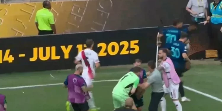 Escándalo en el final del triunfo de Inter contra River: Acuña lo buscó a Dumfries y lo frenó Chivu