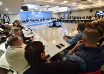 La Silla Vacía de Cristina Kirchner: La Búsqueda de Unidad en el Peronismo en Medio de Divisiones Internas