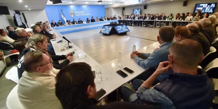 La Silla Vacía de Cristina Kirchner: La Búsqueda de Unidad en el Peronismo en Medio de Divisiones Internas