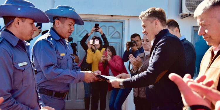 PLAN INTEGRAL DE SEGURIDAD: EL GOBERNADOR ZDERO ENTREGÓ UN NUEVO VEHÍCULO PARA EL DESTACAMENTO RURAL “LA CHIQUITA” DE SÁENZ PEÑA