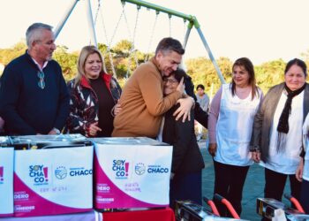 CONCEPCIÓN DEL BERMEJO: EL GOBERNADOR ZDERO INAUGURÓ LA PLAZA DE LAS INFANCIAS. ADEMÁS, ACORDÓ LA MEJORA Y AMPLIACIÓN DEL REGISTRO CIVIL