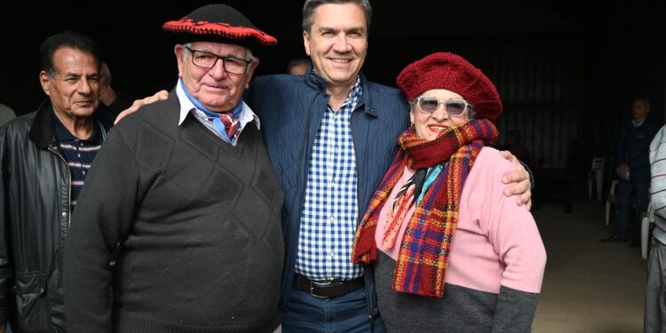 ESTE SÁBADO: SE ENTREGÓ UNA NUEVA MAQUINARIA PARA EL CONSORCIO CAMINERO N°65 «TACUARÍ ESTE» DE PUERTO VILELAS