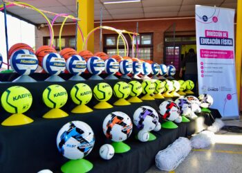 UN ANTES Y UN DESPUÉS PARA EL IMPENETRABLE: EL GOBERNADOR ZDERO ENTREGÓ KITS DE ÚTILES ESCOLARES Y ELEMENTOS DEPORTIVOS PARA ESCUELAS DE LA REGIÓN