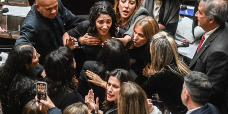 La oposición avanza con munición gruesa y Milei enfrenta otra semana difícil en el Congreso