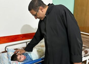 Gabriel Romanelli: El Sacerdote Argentino Herido en Gaza y su Conexión con el Papa Francisco