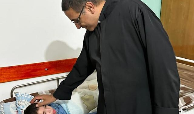 Gabriel Romanelli: El Sacerdote Argentino Herido en Gaza y su Conexión con el Papa Francisco