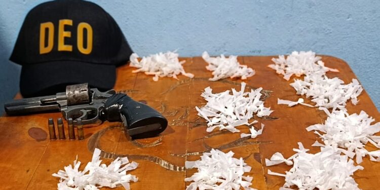 TRAS ALLANAMIENTO SECUESTRAN 223 BOCHITAS DE COCAÍNA Y UN ARMA DE FUEGO
