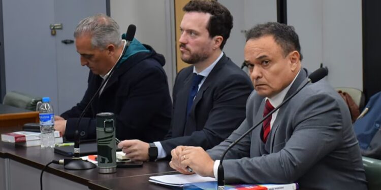 Un exsecretario judicial fue condenado a cuatro años de prisión por ordenar escuchas para espiar las llamadas de su esposa y un presunto amante
