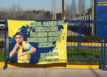 En medio de la crisis en Boca, apareció una bandera en apoyo a Merentiel
