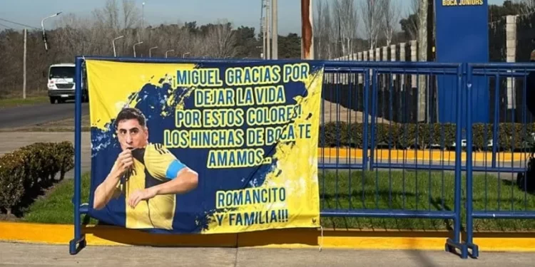 En medio de la crisis en Boca, apareció una bandera en apoyo a Merentiel